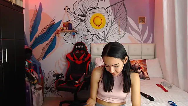 Snapshot of LinzyBaner chatting on December 13, 12:09 am LinzyBaner online show from December 13, 12:09 am