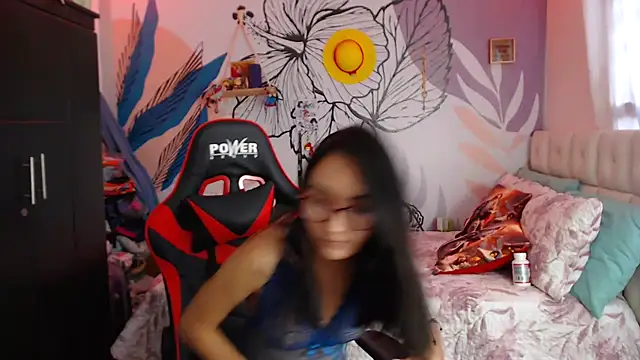 Snapshot of LinzyBaner chatting on January 5, 9:57 pm LinzyBaner online show from January 5, 9:57 pm