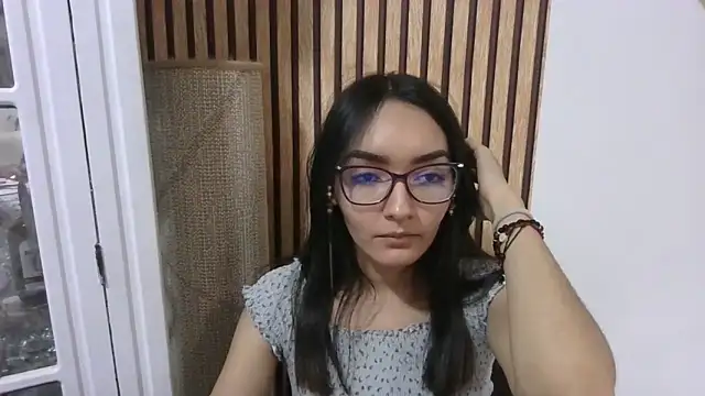 Snapshot of LinzyBaner chatting on February 13, 12:35 am LinzyBaner online show from February 13, 12:35 am