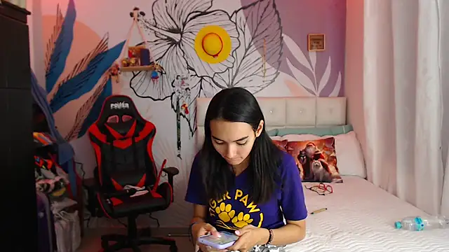 Snapshot of LinzyBaner chatting on December 11, 12:33 am LinzyBaner online show from December 11, 12:33 am