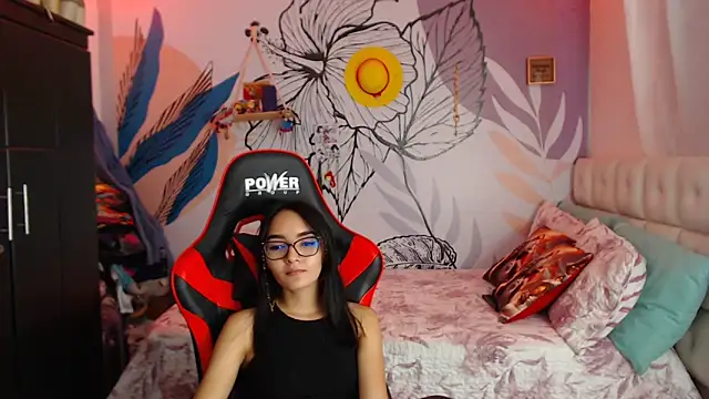 Snapshot of LinzyBaner chatting on January 8, 1:11 am LinzyBaner online show from January 8, 1:11 am