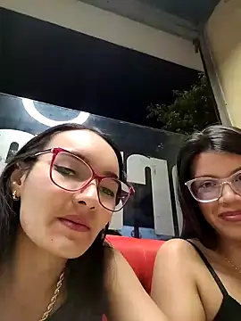 Snapshot of LinzyBaner chatting on October 18, 12:12 am LinzyBaner online show from October 18, 12:12 am