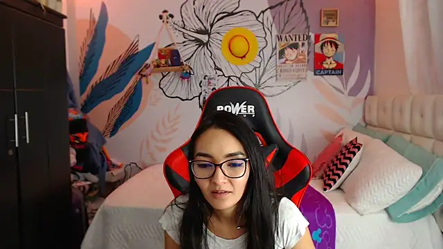 Snapshot of LinzyBaner chatting on February 14, 12:19 am LinzyBaner online show from February 14, 12:19 am