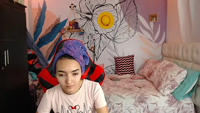 Snapshot of LinzyBaner chatting on January 23, 12:57 am LinzyBaner online show from January 23, 12:57 am