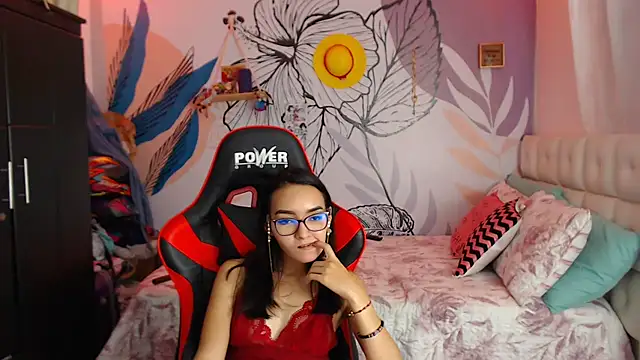 Snapshot of LinzyBaner chatting on January 14, 1:04 am LinzyBaner online show from January 14, 1:04 am