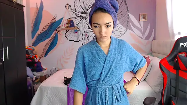 Snapshot of LinzyBaner chatting on February 6, 8:34 pm LinzyBaner online show from February 6, 8:34 pm