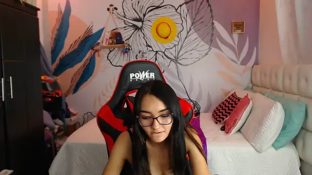 Snapshot of LinzyBaner chatting on February 6, 11:37 pm LinzyBaner online show from February 6, 11:37 pm