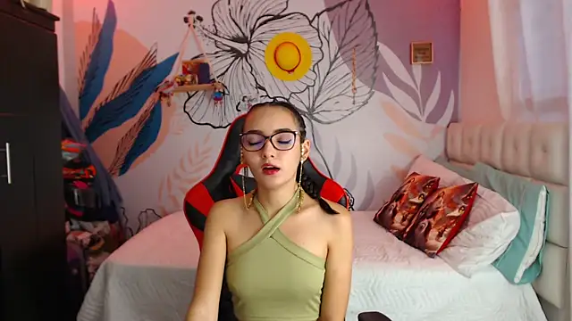 Snapshot of LinzyBaner chatting on December 28, 10:34 pm LinzyBaner online show from December 28, 10:34 pm