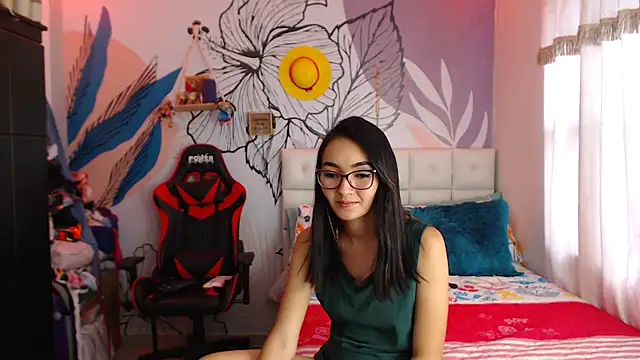 Snapshot of LinzyBaner chatting on December 2, 9:45 pm LinzyBaner online show from December 2, 9:45 pm