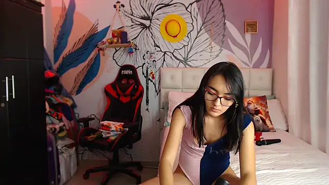 Snapshot of LinzyBaner chatting on December 16, 12:26 am LinzyBaner online show from December 16, 12:26 am