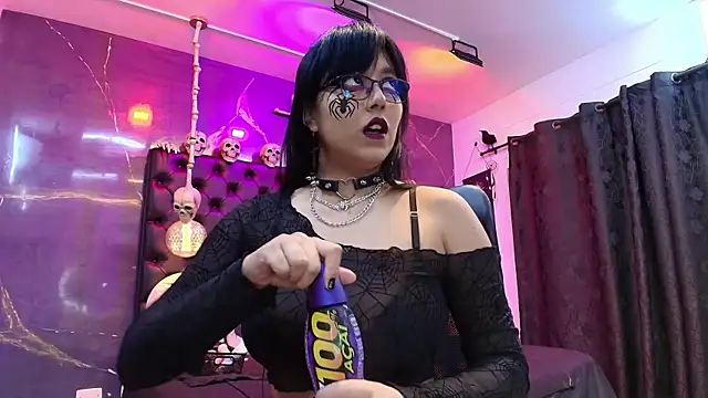 AlexHoe  online show from March 13, 6:56 pm