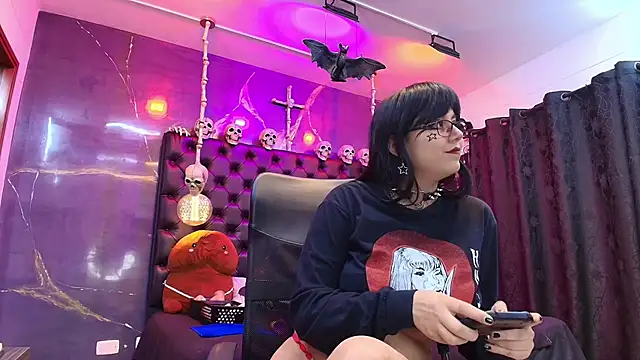 AlexHoe  online show from March 4, 10:05 pm