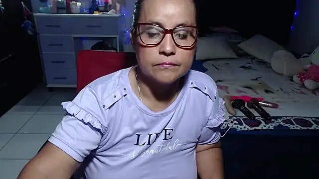 Snapshot of pervert_mommy_ chatting on June 27, 10:43 am pervert mommy online show from June 27, 10:43 am