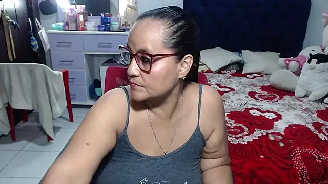Snapshot of pervert_mommy_ chatting on June 9, 10:44 pm pervert mommy online show from June 9, 10:44 pm