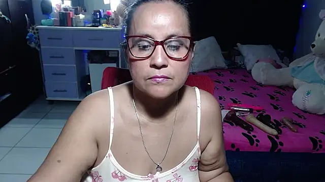 Snapshot of pervert_mommy_ chatting on July 4, 9:59 am pervert mommy online show from July 4, 9:59 am