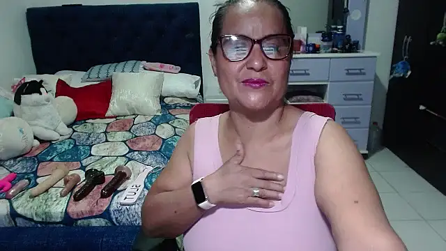 Snapshot of pervert_mommy_ chatting on October 20, 9:54 am pervert mommy online show from October 20, 9:54 am