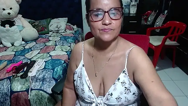 Snapshot of pervert_mommy_ chatting on March 18, 12:50 pm pervert mommy online show from March 18, 12:50 pm