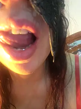 LAURAFOCOSA online show from March 31, 10:01 pm