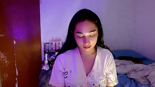 Snapshot of SweetLilly_18 chatting on September 26, 2:35 pm SweetLilly 18 online show from September 26, 2:35 pm