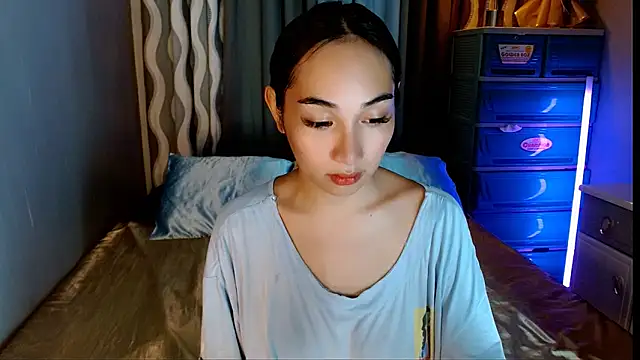 SweetLilly 18 online show from May 24, 4:12 am