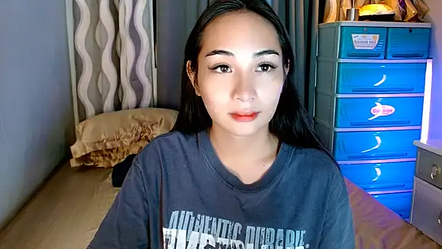 SweetLilly 18 online show from June 4, 5:45 am