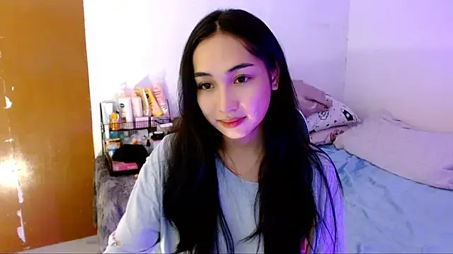 Snapshot of SweetLilly_18 chatting on October 19, 5:54 am SweetLilly 18 online show from October 19, 5:54 am