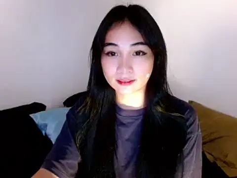 Snapshot of SweetLilly_18 chatting on March 5, 2:14 am SweetLilly 18 online show from March 5, 2:14 am
