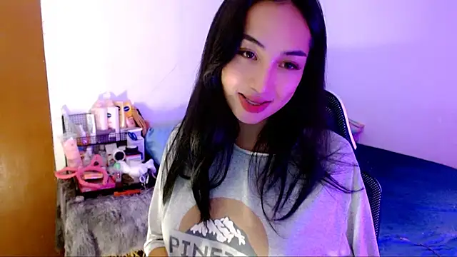 Snapshot of SweetLilly_18 chatting on October 12, 2:13 am SweetLilly 18 online show from October 12, 2:13 am