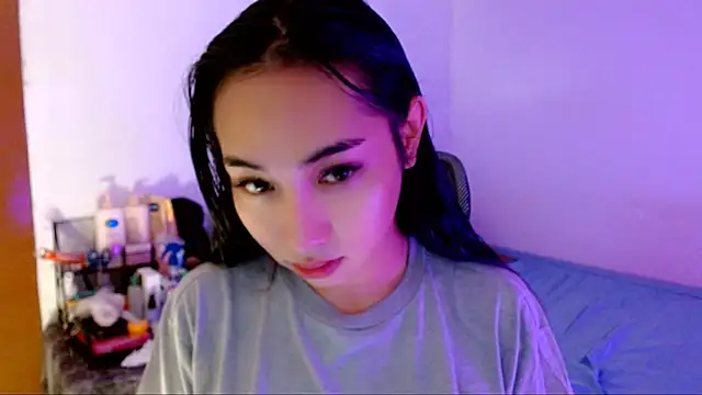 SweetLilly 18 online show from November 10, 3:22 am