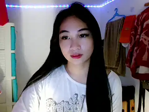Snapshot of SweetLilly_18 chatting on March 14, 2:20 am SweetLilly 18 online show from March 14, 2:20 am