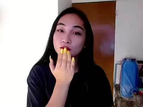 Snapshot of SweetLilly_18 chatting on January 22, 12:06 pm SweetLilly 18 online show from January 22, 12:06 pm