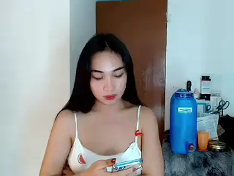 Snapshot of SweetLilly_18 chatting on January 3, 7:18 pm SweetLilly 18 online show from January 3, 7:18 pm