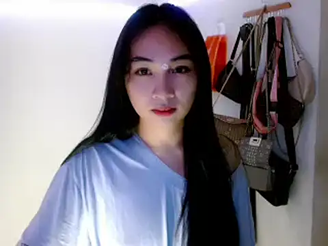 Snapshot of SweetLilly_18 chatting on March 10, 12:50 am SweetLilly 18 online show from March 10, 12:50 am