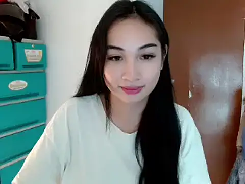 Snapshot of SweetLilly_18 chatting on December 23, 6:37 pm SweetLilly 18 online show from December 23, 6:37 pm