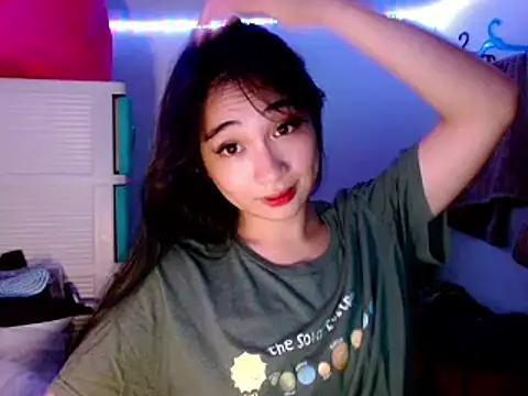 Snapshot of SweetLilly_18 chatting on March 18, 3:44 pm SweetLilly 18 online show from March 18, 3:44 pm