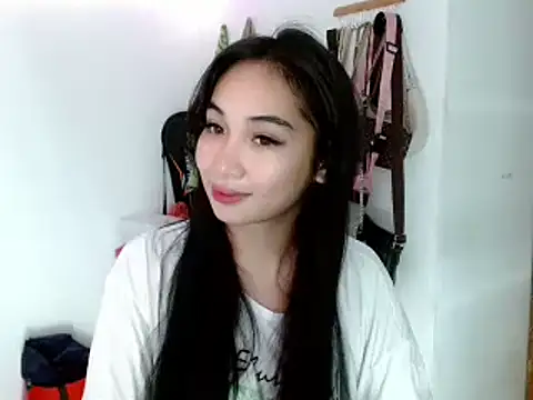 Snapshot of SweetLilly_18 chatting on February 18, 11:33 am SweetLilly 18 online show from February 18, 11:33 am