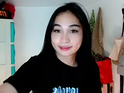 Snapshot of SweetLilly_18 chatting on February 20, 5:23 am SweetLilly 18 online show from February 20, 5:23 am