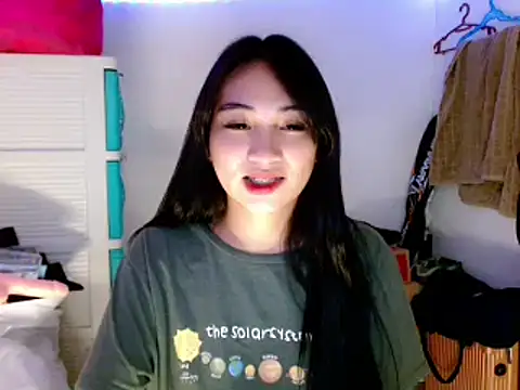Snapshot of SweetLilly_18 chatting on March 18, 6:50 pm SweetLilly 18 online show from March 18, 6:50 pm