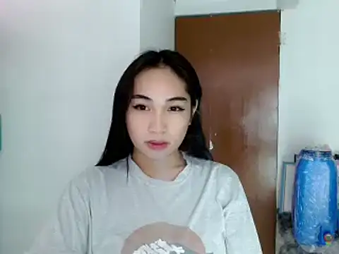 Snapshot of SweetLilly_18 chatting on January 21, 12:29 pm SweetLilly 18 online show from January 21, 12:29 pm