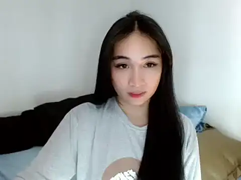 Snapshot of SweetLilly_18 chatting on February 21, 3:56 am SweetLilly 18 online show from February 21, 3:56 am