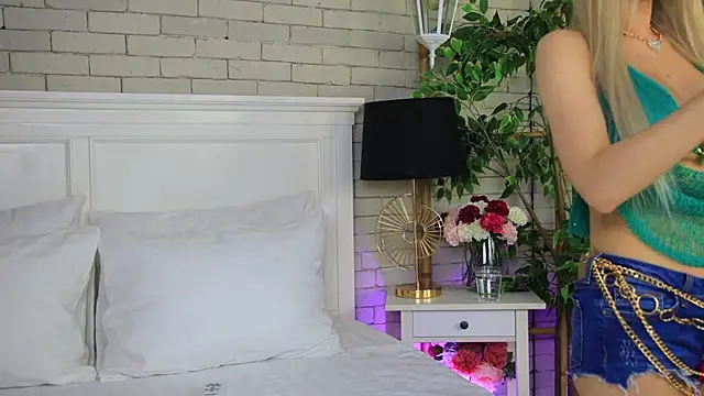 EmillyBronte online show from November 24, 8:31 pm