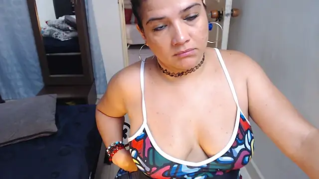 Snapshot of GlendaStarx chatting on November 23, 7:13 pm GlendaStarx online show from November 23, 7:13 pm