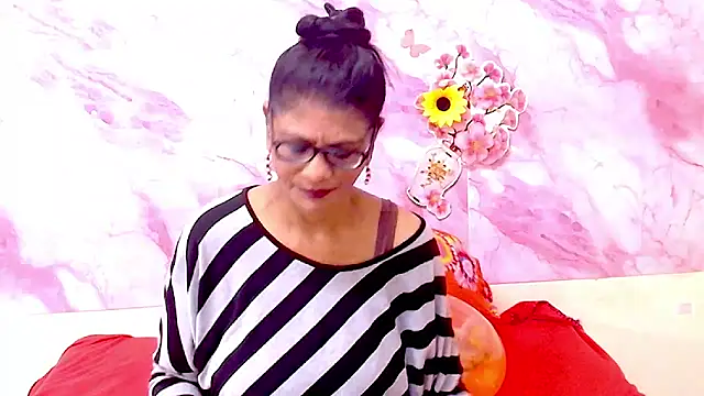 Snapshot of IndianAllure chatting on February 17, 5:49 am IndianAllure online show from February 17, 5:49 am