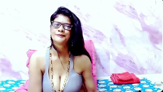 Snapshot of IndianAllure chatting on March 18, 6:06 am IndianAllure online show from March 18, 6:06 am