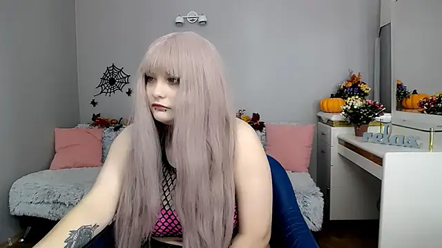 Estheri online show from November 4, 7:45 am