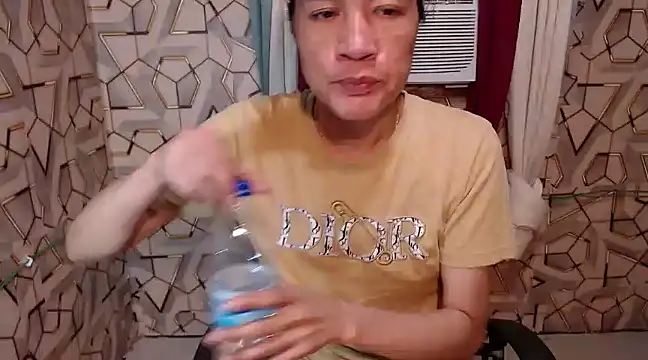 Snapshot of tshugecumxxx chatting on January 1, 3:03 pm tshugecumxxx online show from January 1, 3:03 pm