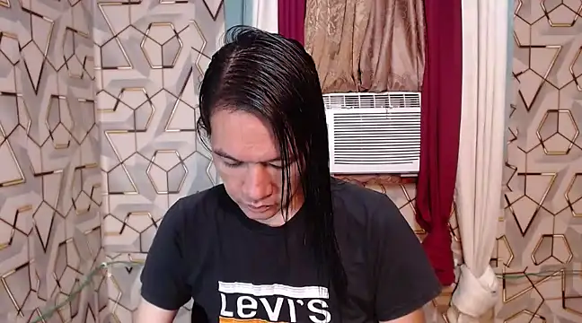 Snapshot of tshugecumxxx chatting on January 11, 12:50 pm tshugecumxxx online show from January 11, 12:50 pm