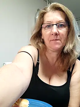 Snapshot of Elza01 chatting on October 17, 6:28 am Elza01 online show from October 17, 6:28 am