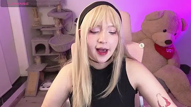 Snapshot of KuroChan420 chatting on February 1, 2:10 am KuroChan420 online show from February 1, 2:10 am