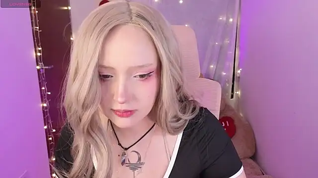 Snapshot of KuroChan420 chatting on December 23, 1:27 am KuroChan420 online show from December 23, 1:27 am